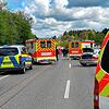Rettungsdienst- und Polizeifahrzeuge stehen auf der B523 an der Unfallstelle nahe Dauchingen.
