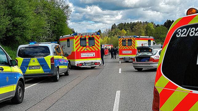 Rettungsdienst- und Polizeifahrzeuge stehen auf der B523 an der Unfallstelle nahe Dauchingen.