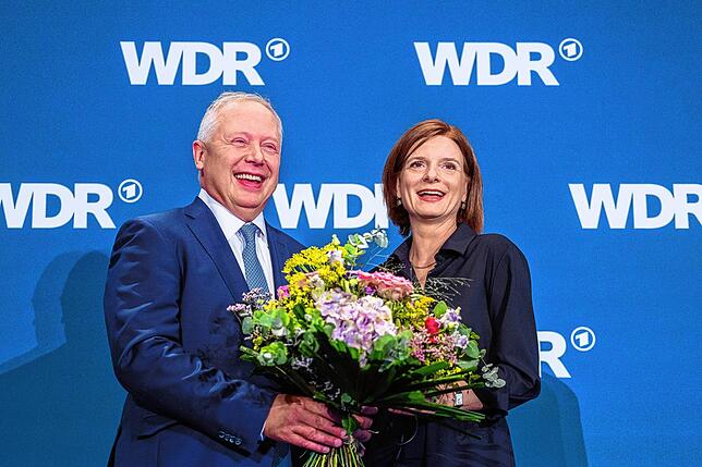 Gratulation mit Blumen. Tom Buhrow gratuliert seiner Nachfolgerin Katrin Vernau zur Wahl als neue Intendantin des Westdeutschen ...