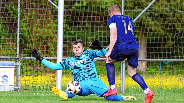 Niklas Gassner gegen Niklas Aichem: Der Torhüter des FV Walbertsweiler-Rengetsweiler blieb Sieger, verhinderte das 2:3, und trug mit zum ...