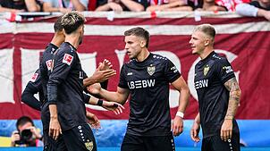 Ermedin Demirovic lässt sich als Torschütze zum 1:0 des VfB feiern.