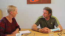 SÜDKURIER-Mitarbeiterin Helga Stützenberger im Gespräch mit Alexander Ilg, der darüber klagt, dass Qualität im Handwerk keine ...