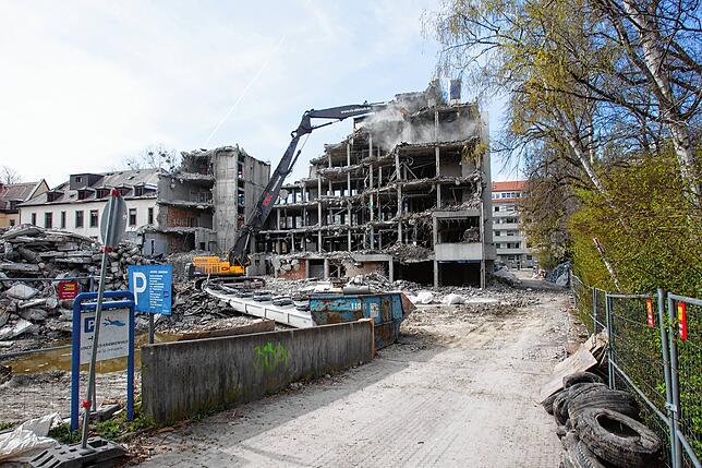 Bild 9: Chronologie eines Abrisses: Wir haben den Rückbau des Vincentius-Krankenhauses in Bildern und Videos begleitet