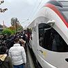 Gedränge beim Zusteigen in den Seehas. Das Verkehrsmittel ist beliebt, das Gedränge könnte weniger werden, sollte ein Viertelstundentakt ...