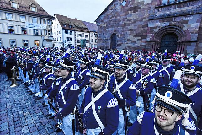 Fasnet-Sonntag 2019 in Villingen: Die Stadt- und Bürgerwehrmusik will auch bei der Übergabe des Rathausschlüssels 2022 bei gesicherten ...