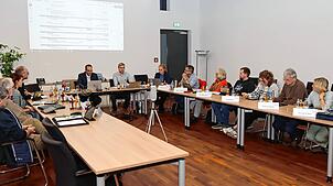 Der Gemeinderat von Unterkirnach bei der Beratung des Haushalts. Die Gemeinde befindet sich in einer angespannten finanziellen Lage. Das ...
