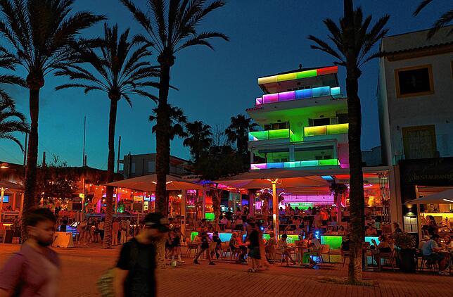 Entlang der Bierstraße am Strand von Arenal locken Bars und Lokale auch viele Partywillige an.