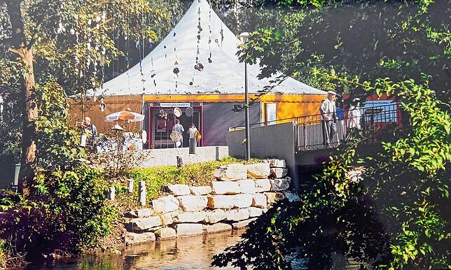 Ein Pavillon an der Aach: Die Gartenschau hatte das Motto „Aus der Stadt – Über den Fluss – Auf den Berg“.