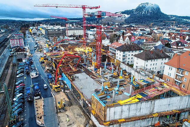 So präsentiert sich die Baustelle im Singener Stadtzentrum im Februar 2020. Die Perspektiven, die unser Fotograf Andreas Rautter jeden ...