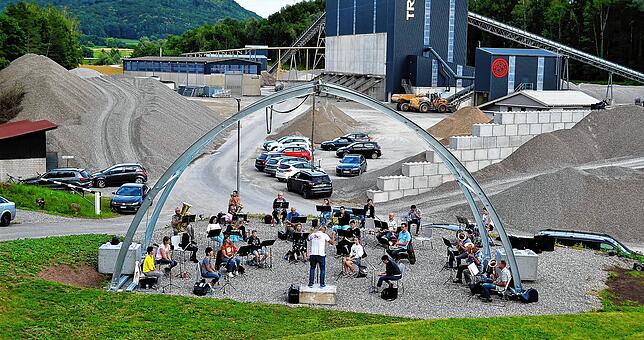 Unter freiem Himmel mit ausreichend Abstand findet aktuell jeden Freitag die Probe des Musikverein Rheinheim auf der Naturbühne in ...