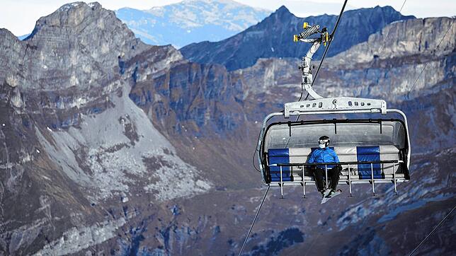 Nicht jeder nimmt die Maskenpflicht so ernst wie dieser Ski-Fahrer im Sessellift im Skigebiet Titlis Engelberg im Kanton Obwalden.