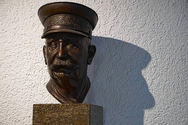 Büste des Luftschiffpioniers Graf Ferdinand von Zeppelin. Sein Erbe wirft lange Schatten.