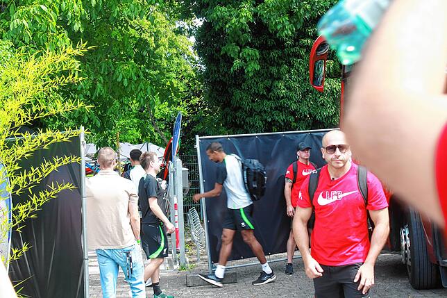Bild 20: Fans warten vor dem Strandbad Bodman auf den FC Liverpool