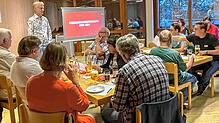 Anlage: Foto 1: Der SPD Kreisvorsitzende Dr. Peter Schallmayer diskutiert mit Besucherinnen und Besuchern aus Bonndorf, Grafenhausen, ...