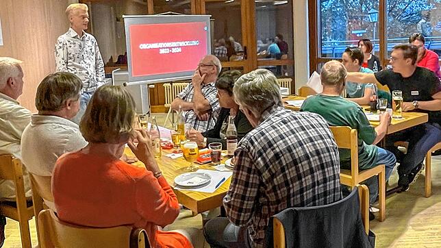Anlage: Foto 1: Der SPD Kreisvorsitzende Dr. Peter Schallmayer diskutiert mit Besucherinnen und Besuchern aus Bonndorf, Grafenhausen, ...