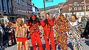 Die traditionellen Figuren der Triberger Narrenzunft mit Fuchs, Teufel, Standartenträger, Federeschnabel und Spättle. Bilder: ...