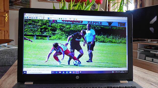 Büffeln im Home Office: Zweikämpfe beurteilen, wie hier Schiedsrichter-Obmann Ralf Brombacher (rechts) bei der Bezirksliga-Partie ...