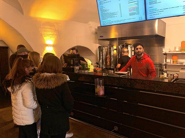 Der „Kebab am Adler“ ist am Mittag vor allem mit dem Ausfahren von Bestellungen beschäftigt.