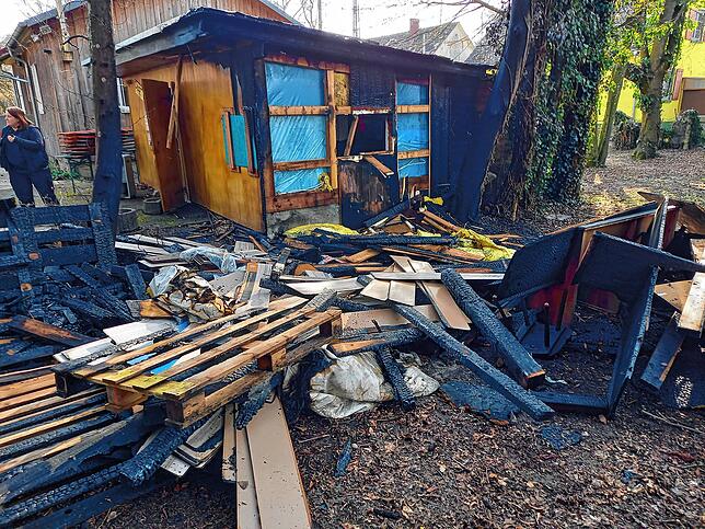 Bild 6: Die Ruine der Friedenskirche in Singen raucht noch