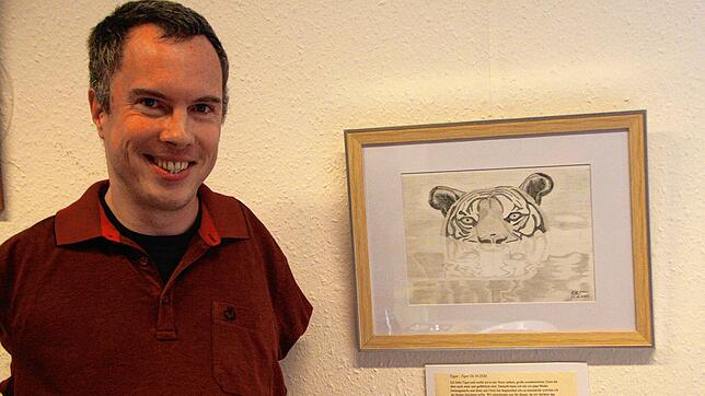 Sebastian Faller und sein Werk &bdquo;Tiger im Wasser&ldquo; &ndash; gezeichnet mit den Füßen, denn der Künstler ist ohne Arme zur Welt ...