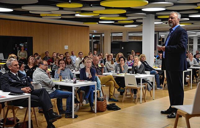 SÜDKURIER-Lokalchef Helmar Grupp moderierte den Informationsabend zur Suchtprävention im Bildungszentrum. Mit 200 Interessierten war die ...