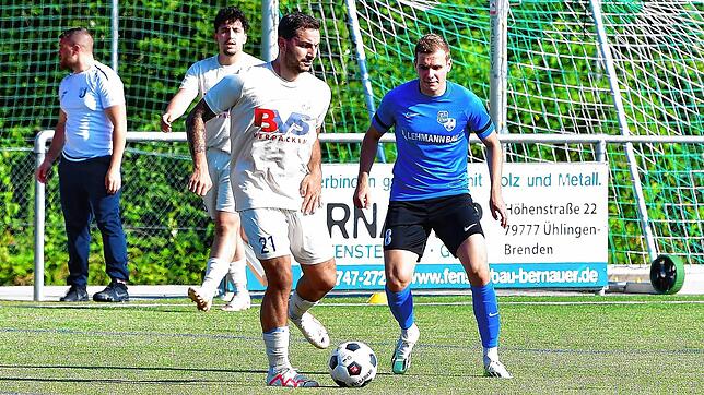 Zentrale Figur beim Favoriten: Zusammen mit hochkarätigen Neuzugängen tritt Davide Di Lionardo (vorn, gegen Nico Maier von der SG ...