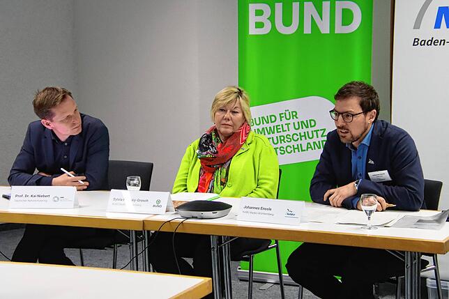 Kai Niebert, Präsident des Deutschen Naturschutzrings, Sylvia Pilarsky-Grosch, Landesvorsitzende des BUND, und Johannes Enssle, ...