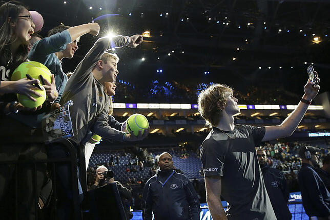Selfie mit und für Fans: Alexander Zverev nach dem Halbfinalspiel gegen Roger Federer.