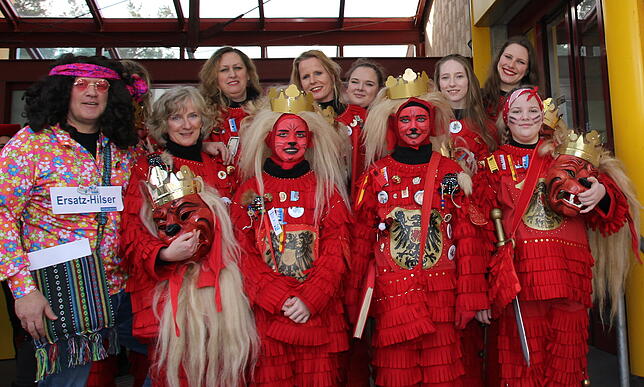 Gruppenbild Hippie mit Löwen (von links): „Ersatz-Hilser“ Andreas Ambrosius, Mitglied der Chefredaktion, mimte ...