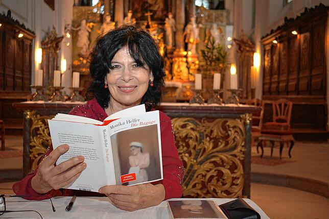 Monika Helfer bei einer Lesung aus „Die Bagage“ in der Überlinger Franziskanerkirche.