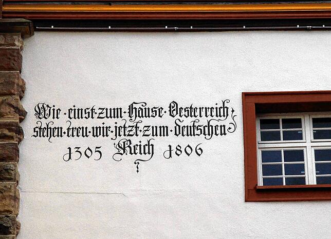 Ein paar wenige gibt es im Stadtbild: Am Stadttor von Bräunlingen sind Hinweise auf die österreichische Zeit zu sehen.