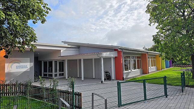 Stolz ist Männle auf die planmäßige Fertigstellung des Kinderhauses Regenbogen in Mühlhofen. In Zusammenarbeit mit der Sonnenbergschule ...