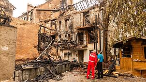 Nach dem Großbrand müssen zahlreiche Bewohner untergebracht werden.