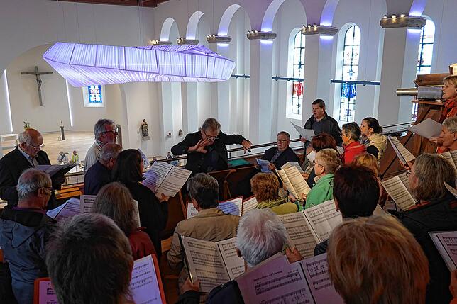 Premiere: Der Konzert- und Opernsänger Thomas Silverberg führte zum ersten Mal die Sänger an.