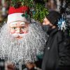 Ein Passant mit Mund- und Nasenmaske geht hinter einem Weihnachtsmann in Stuttgart vorbei. Baden-Württemberg geht in den harten ...