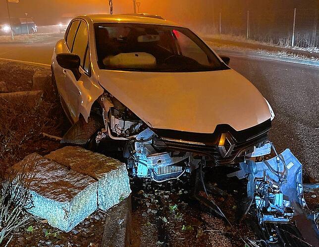 Am Mittwoch verursachte ein 74-Jähriger in Bottmingen einen Selbstunfall. Personen wurden dabei keine verletzt.