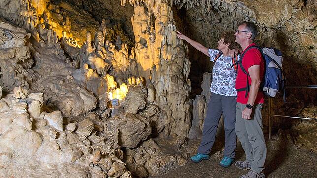 Die 330 Meter lange natürliche Tropfsteinhöhle bei Kolbingen öffnet sich am Rand einer hohen Felswand über dem Donautal und kann auf ...