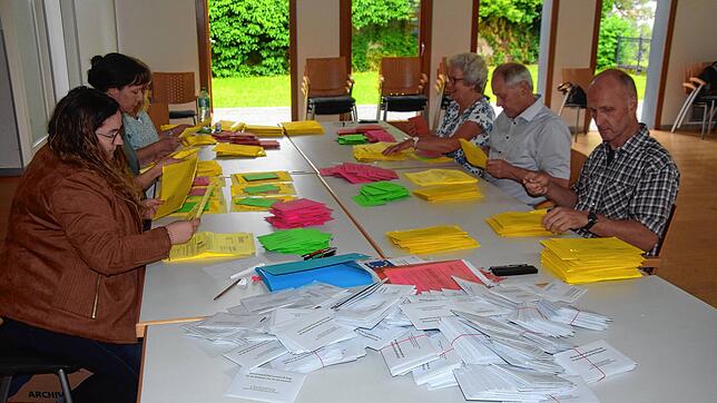 Unmittelbar nach Schließung der Wahllokale begann im Bad Säckinger Rathaus am 9. Juni um 18 Uhr die Auszählung der Briefwahlstimmen.