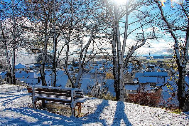 Der erste Schnee in Bonndorf, angestrahlt von der Mittagssonne.