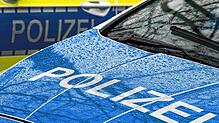 Der Schriftzug ·Polizei· auf der Kühlerhaube eines Autos, aufgenommen während einer Verkehrskontrolle. (Archivbild vom 22.03.2024)