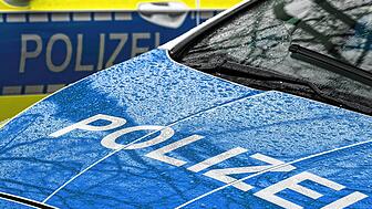 Der Schriftzug ·Polizei· auf der Kühlerhaube eines Autos, aufgenommen während einer Verkehrskontrolle. (Archivbild vom 22.03.2024)