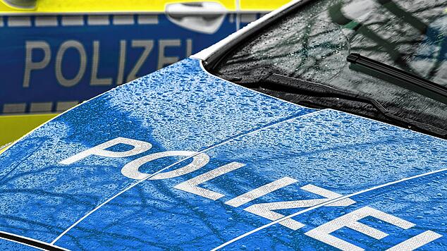 Der Schriftzug ·Polizei· auf der Kühlerhaube eines Autos, aufgenommen während einer Verkehrskontrolle. (Archivbild vom 22.03.2024)