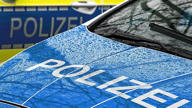 Der Schriftzug ·Polizei· auf der Kühlerhaube eines Autos, aufgenommen während einer Verkehrskontrolle. (Archivbild vom 22.03.2024)