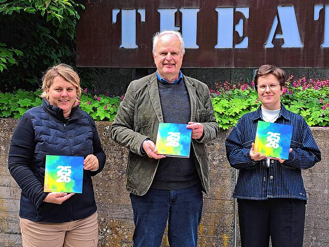 Das druckfrische Kulturprogramm in VS für die nächste Spielzeit liegt vor, hier präsentiert von Sandra Bummel, Andreas Dobmeier, ...