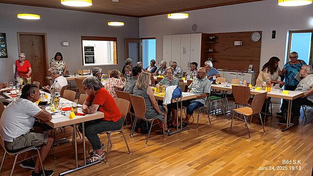 Mitglieder des VdK-Ortsverbands Küssaberg bei ihrer Sitzung im Wohngemeinschaftshaus Mitenand Däheim. Sie stimmten für die Fusion mit ...