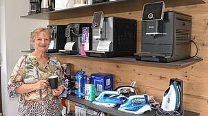 Monika Volz weiß alles über Kaffeemaschinen, Hauhaltsklein- und Großgeräte und berät mit Sebastian Merk vor Ort.