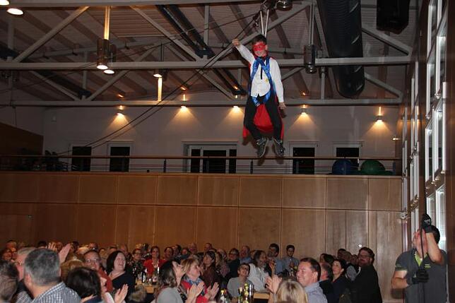 Posaunist Jakob Gmeiner schwebte passend zum Titel "Superman" als Superman mit Augendbinde und Umhang von der Empore in den Waldhornsaal ...