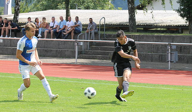Gefahr: Der Laufenburger Abdel Amin Bouhouch (rechts) flankt den Ball gegen Grasshoppers-Spieler Drilon Kastrati in die Mitte.