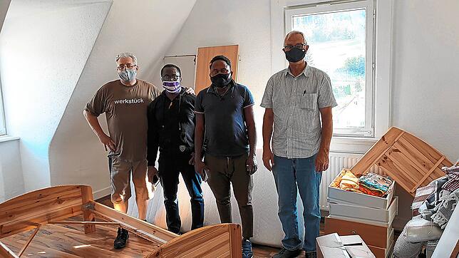 Uracher Flüchtlinge sind jetzt in Vöhrenbach untergebracht. Von links: Klaus Meusel, Patrick Uwam, Jonathan Samyy und Benedikt Drolshagen.