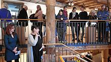 Eröffnung der Ausstellung Schulkunst im Kulturhaus Mühle (vorne von links): Lehrerin Tanja Neidhart und Barbara Kensy-Schneider, im ...